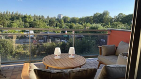 Grand appartement au calme, terrasse, vue dégagée.